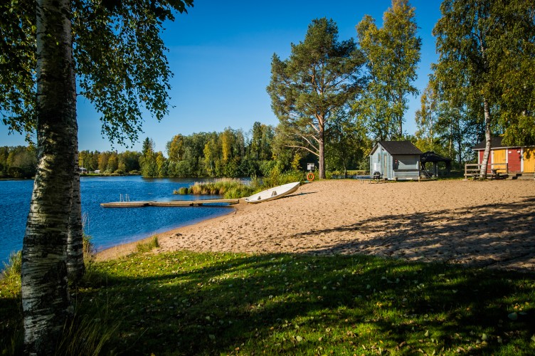 Uimaranta Alavetelissä aurinkoisena kesäpäivänä.
