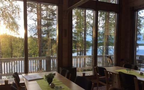 Emmes retreatin ruokasalista näkymä järvelle, jossa peilityyni pinta.