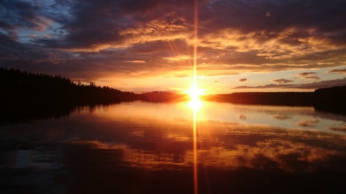 Auringonlasku Emas-järvellä.