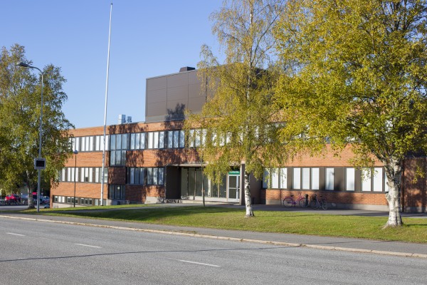 Ådalens skola sett från vägen.