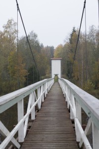 Åbacka vita bro under en sen höstdag.