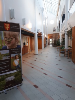 En lång korridor i kommungården.