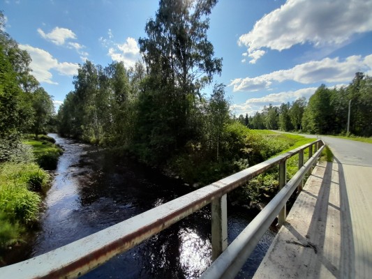 vy av en å och vägen som kör förbi