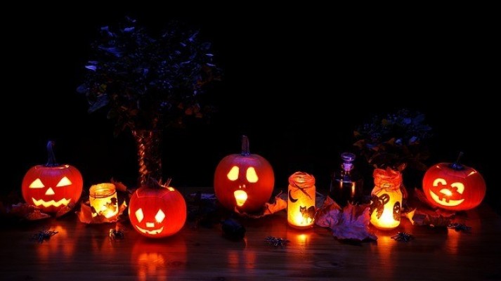 halloween bild med pumpor och lyktor. Halloween-kuva, jossa on kurpitsoja ja lyhtyjä.