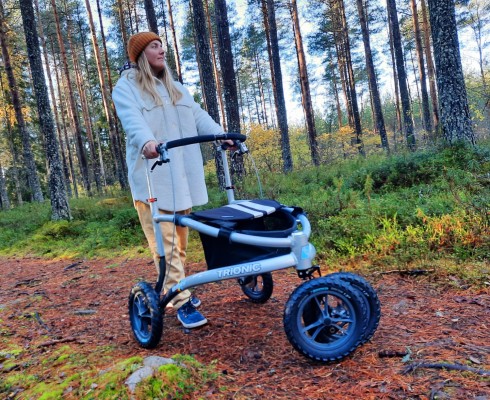 en terrängrullator på en skogsstig