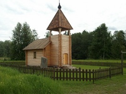 Påras kapell som nybyggd med staket runtomkring.